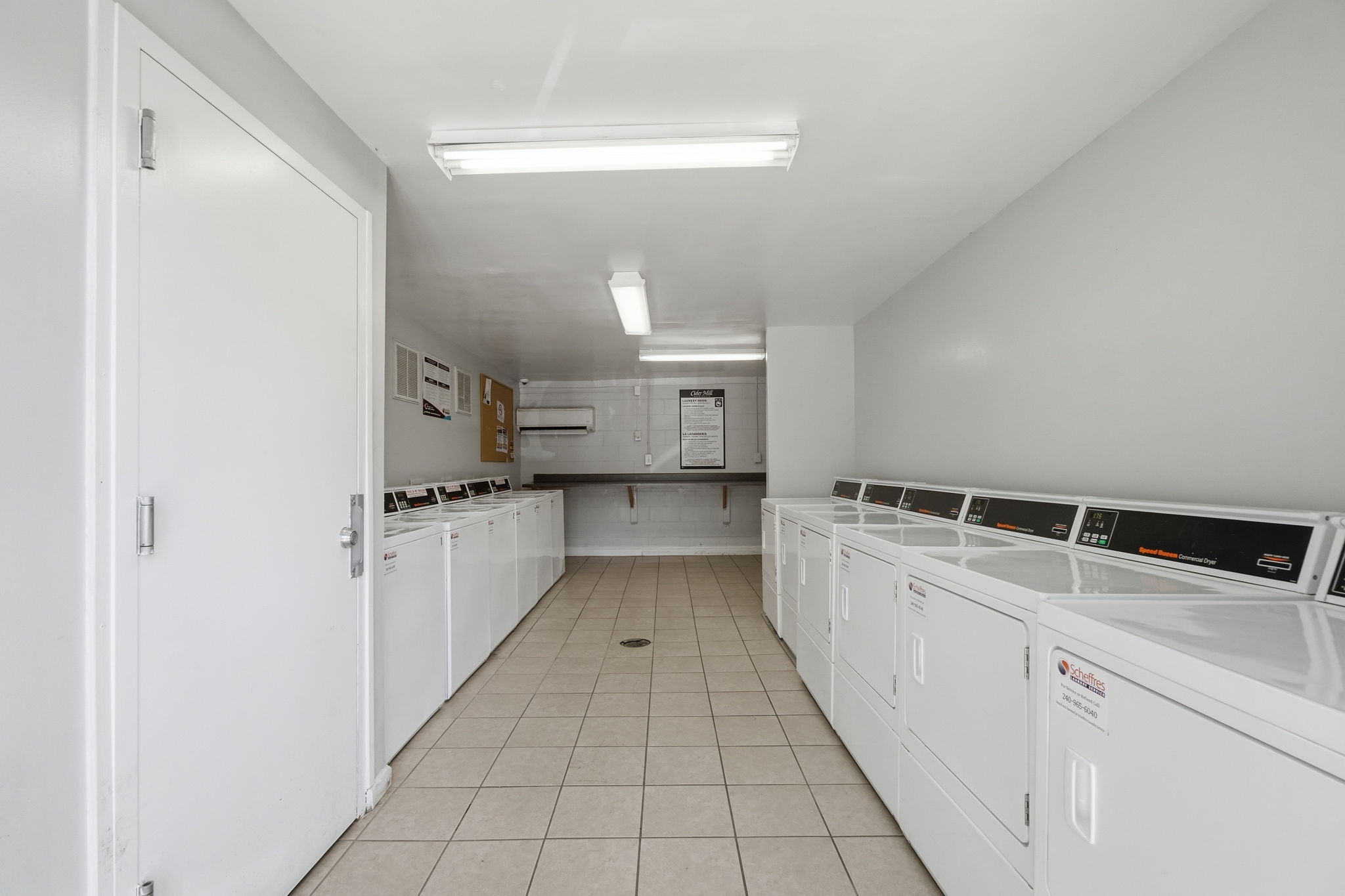 A laundry room with washers and dryers.